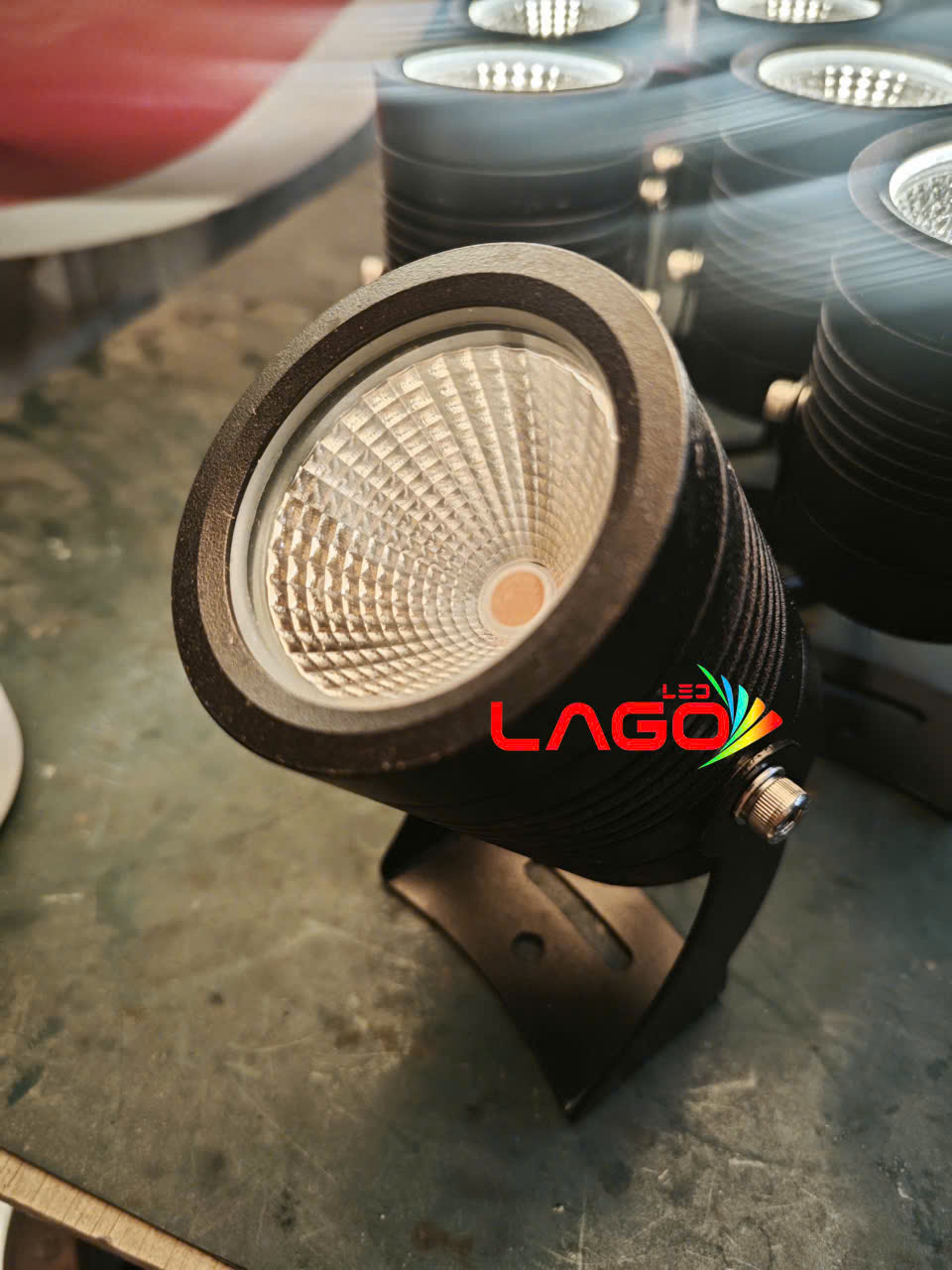 Đèn led chiếu cây